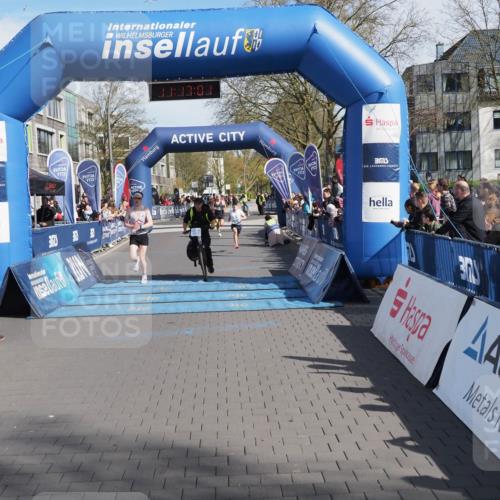 07.04.2024 - 43. Internationalen Wilhelmsburger Insellauf MichiJ http://msf.ph/oto/6043625 07.04.2024 11:17:00 Ziel 2368, 3688, 3829 meine-sportfotos.de