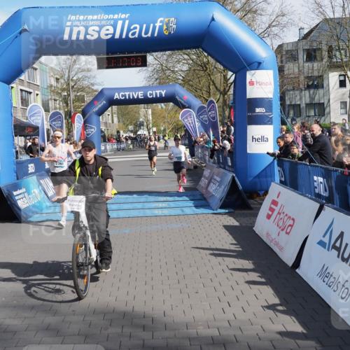 07.04.2024 - 43. Internationalen Wilhelmsburger Insellauf MichiJ http://msf.ph/oto/6043632 07.04.2024 11:17:02 Ziel 2368, 3688, 3829 meine-sportfotos.de
