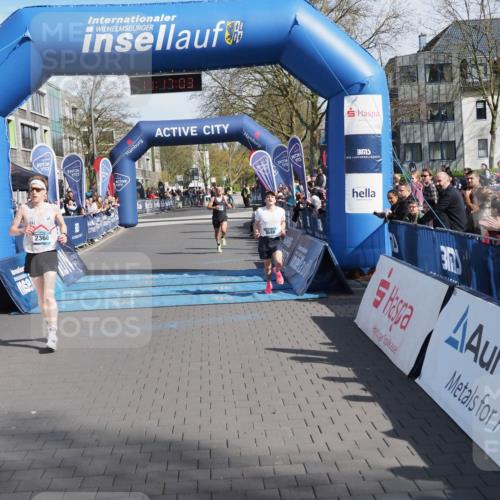 07.04.2024 - 43. Internationalen Wilhelmsburger Insellauf MichiJ http://msf.ph/oto/6043636 07.04.2024 11:17:02 Ziel 2368, 3688, 3829 meine-sportfotos.de