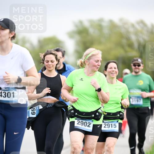 07.04.2024 - 43. Internationalen Wilhelmsburger Insellauf Dr. Thomas Lammeyer http://msf.ph/oto/6043651 07.04.2024 10:42:54 Laufen 4301, 69, 2902, 2915, 3197 meine-sportfotos.de