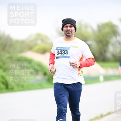 07.04.2024 - 43. Internationalen Wilhelmsburger Insellauf Dr. Thomas Lammeyer http://msf.ph/oto/6043914 07.04.2024 10:43:23 Laufen 3433 meine-sportfotos.de