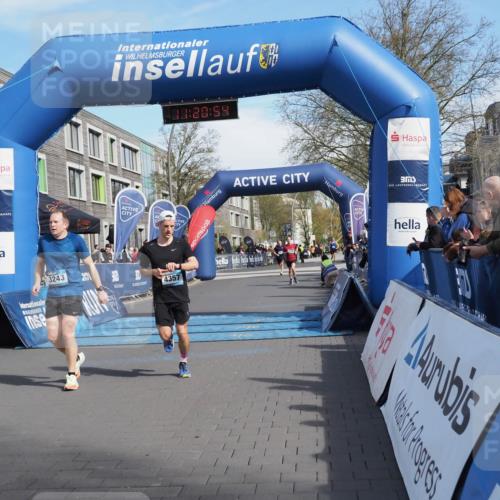 07.04.2024 - 43. Internationalen Wilhelmsburger Insellauf MichiJ http://msf.ph/oto/6043927 07.04.2024 11:20:53 Ziel 3243, 3950, 4357, 4359 meine-sportfotos.de