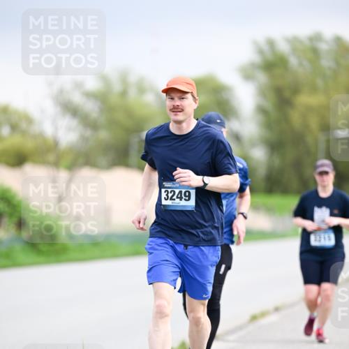 07.04.2024 - 43. Internationalen Wilhelmsburger Insellauf Dr. Thomas Lammeyer http://msf.ph/oto/6043939 07.04.2024 10:43:25 Laufen 3249, 3219 meine-sportfotos.de