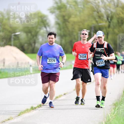 07.04.2024 - 43. Internationalen Wilhelmsburger Insellauf Dr. Thomas Lammeyer http://msf.ph/oto/6044039 07.04.2024 10:43:53 Laufen 2276, 2434, 2433 meine-sportfotos.de
