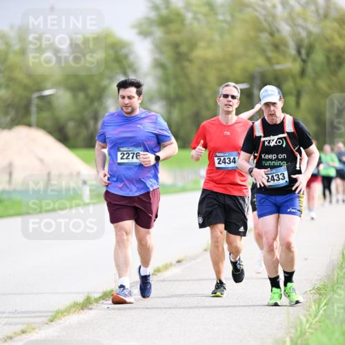 07.04.2024 - 43. Internationalen Wilhelmsburger Insellauf Dr. Thomas Lammeyer http://msf.ph/oto/6044045 07.04.2024 10:43:53 Laufen 2276, 2434, 2433 meine-sportfotos.de