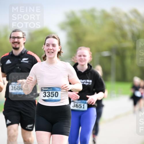07.04.2024 - 43. Internationalen Wilhelmsburger Insellauf Dr. Thomas Lammeyer http://msf.ph/oto/6044462 07.04.2024 10:44:43 Laufen 3686, 3350, 3651 meine-sportfotos.de