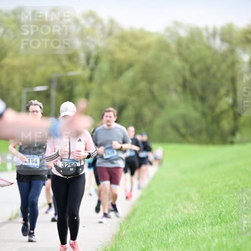07.04.2024 - 43. Internationalen Wilhelmsburger Insellauf Dr. Thomas Lammeyer http://msf.ph/oto/6044591 07.04.2024 10:44:59 Laufen 184, 3250, 3096 meine-sportfotos.de