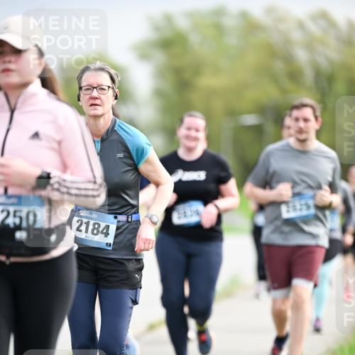 07.04.2024 - 43. Internationalen Wilhelmsburger Insellauf Dr. Thomas Lammeyer http://msf.ph/oto/6044643 07.04.2024 10:45:05 Laufen 250, 2184, 7025 meine-sportfotos.de