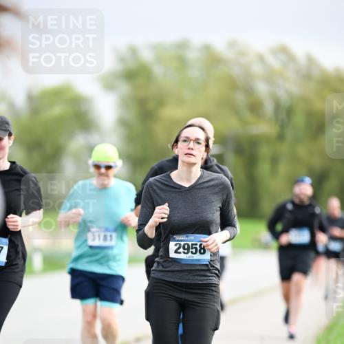 07.04.2024 - 43. Internationalen Wilhelmsburger Insellauf Dr. Thomas Lammeyer http://msf.ph/oto/6044725 07.04.2024 10:45:14 Laufen 2958 meine-sportfotos.de