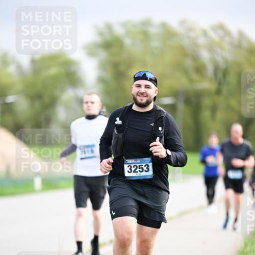 07.04.2024 - 43. Internationalen Wilhelmsburger Insellauf Dr. Thomas Lammeyer http://msf.ph/oto/6044797 07.04.2024 10:45:20 Laufen 3253 meine-sportfotos.de