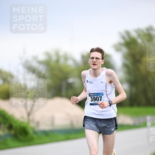 07.04.2024 - 43. Internationalen Wilhelmsburger Insellauf Dr. Thomas Lammeyer http://msf.ph/oto/6045579 07.04.2024 11:01:08 Laufen 3907 meine-sportfotos.de