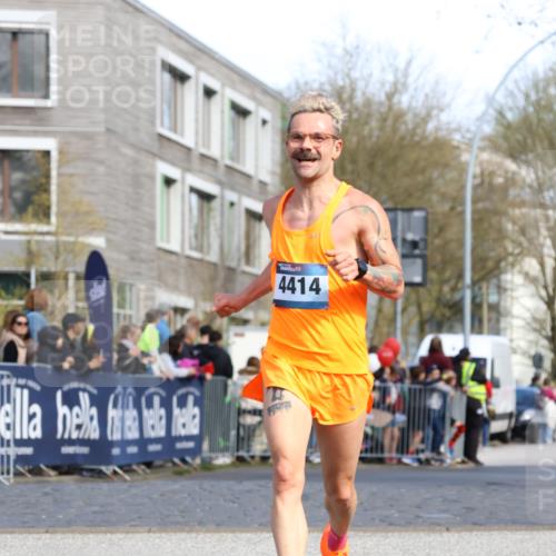 07.04.2024 - 43. Internationalen Wilhelmsburger Insellauf Strokosch-Dieckow http://msf.ph/oto/6045914 07.04.2024 11:21:30 Ziel 2499, 3037, 3858, 4414 meine-sportfotos.de