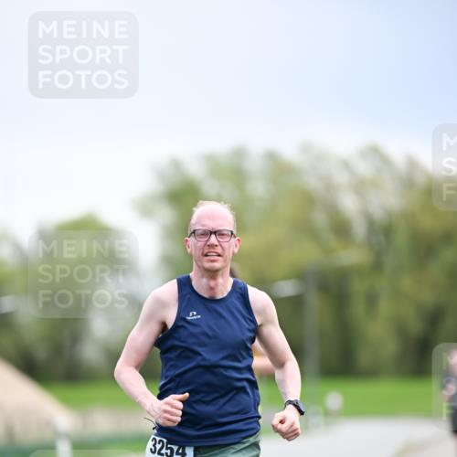 07.04.2024 - 43. Internationalen Wilhelmsburger Insellauf Dr. Thomas Lammeyer http://msf.ph/oto/6045986 07.04.2024 11:05:17 Laufen 3254 meine-sportfotos.de
