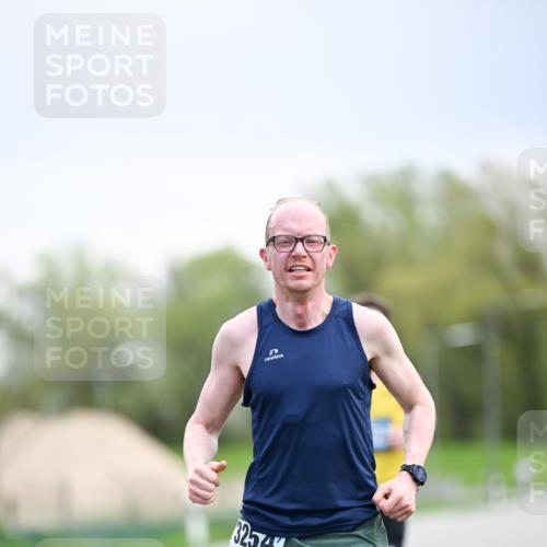 07.04.2024 - 43. Internationalen Wilhelmsburger Insellauf Dr. Thomas Lammeyer http://msf.ph/oto/6045993 07.04.2024 11:05:18 Laufen 2, 3254 meine-sportfotos.de
