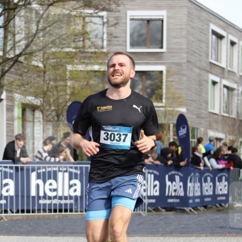 07.04.2024 - 43. Internationalen Wilhelmsburger Insellauf Strokosch-Dieckow http://msf.ph/oto/6046016 07.04.2024 11:21:29 Ziel 3037, 3858, 4414 meine-sportfotos.de