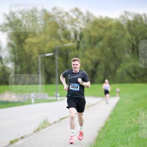 07.04.2024 - 43. Internationalen Wilhelmsburger Insellauf Dr. Thomas Lammeyer http://msf.ph/oto/6046017 07.04.2024 11:05:24 Laufen 3858 meine-sportfotos.de