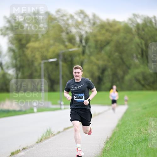 07.04.2024 - 43. Internationalen Wilhelmsburger Insellauf Dr. Thomas Lammeyer http://msf.ph/oto/6046020 07.04.2024 11:05:24 Laufen 3858 meine-sportfotos.de