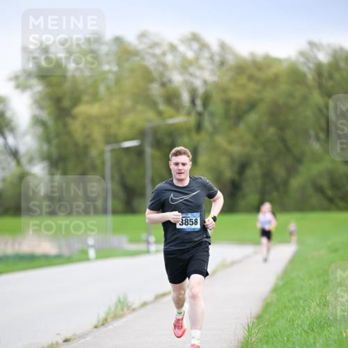 07.04.2024 - 43. Internationalen Wilhelmsburger Insellauf Dr. Thomas Lammeyer http://msf.ph/oto/6046024 07.04.2024 11:05:24 Laufen 3858 meine-sportfotos.de