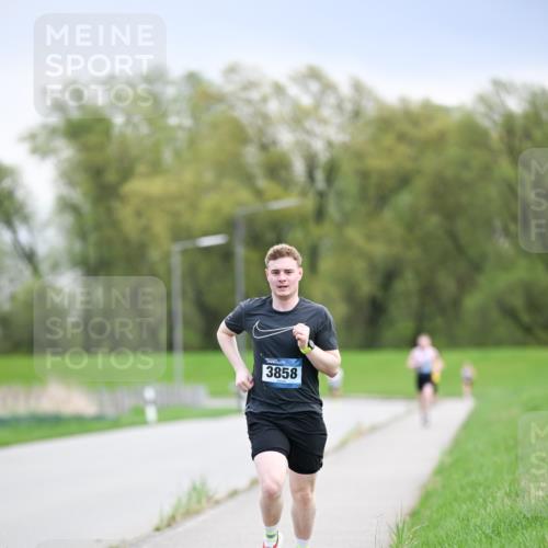07.04.2024 - 43. Internationalen Wilhelmsburger Insellauf Dr. Thomas Lammeyer http://msf.ph/oto/6046028 07.04.2024 11:05:24 Laufen 3858 meine-sportfotos.de