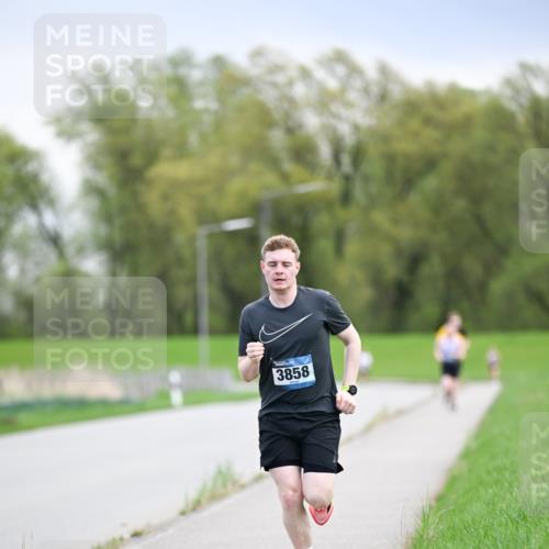 07.04.2024 - 43. Internationalen Wilhelmsburger Insellauf Dr. Thomas Lammeyer http://msf.ph/oto/6046032 07.04.2024 11:05:24 Laufen 3858 meine-sportfotos.de