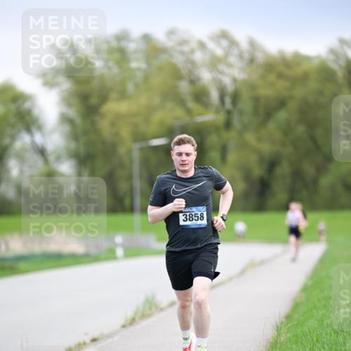 07.04.2024 - 43. Internationalen Wilhelmsburger Insellauf Dr. Thomas Lammeyer http://msf.ph/oto/6046034 07.04.2024 11:05:25 Laufen 3858 meine-sportfotos.de