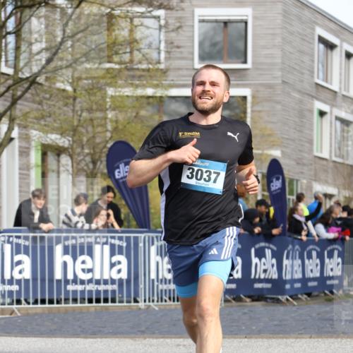 07.04.2024 - 43. Internationalen Wilhelmsburger Insellauf Strokosch-Dieckow http://msf.ph/oto/6046037 07.04.2024 11:21:29 Ziel 3037, 3858, 4414 meine-sportfotos.de