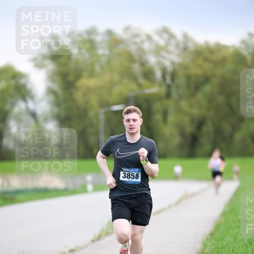 07.04.2024 - 43. Internationalen Wilhelmsburger Insellauf Dr. Thomas Lammeyer http://msf.ph/oto/6046039 07.04.2024 11:05:25 Laufen 3858 meine-sportfotos.de