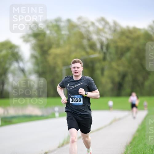 07.04.2024 - 43. Internationalen Wilhelmsburger Insellauf Dr. Thomas Lammeyer http://msf.ph/oto/6046041 07.04.2024 11:05:25 Laufen 3858 meine-sportfotos.de