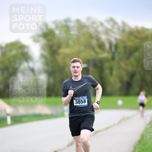07.04.2024 - 43. Internationalen Wilhelmsburger Insellauf Dr. Thomas Lammeyer http://msf.ph/oto/6046045 07.04.2024 11:05:25 Laufen 3858 meine-sportfotos.de