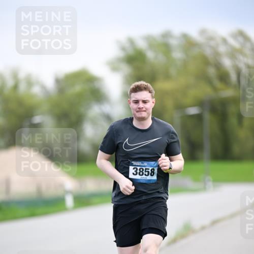 07.04.2024 - 43. Internationalen Wilhelmsburger Insellauf Dr. Thomas Lammeyer http://msf.ph/oto/6046061 07.04.2024 11:05:26 Laufen 3858 meine-sportfotos.de