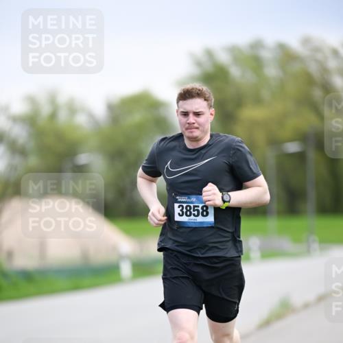 07.04.2024 - 43. Internationalen Wilhelmsburger Insellauf Dr. Thomas Lammeyer http://msf.ph/oto/6046065 07.04.2024 11:05:26 Laufen 3858 meine-sportfotos.de