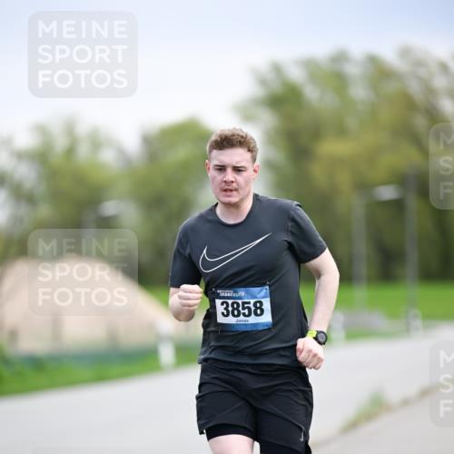 07.04.2024 - 43. Internationalen Wilhelmsburger Insellauf Dr. Thomas Lammeyer http://msf.ph/oto/6046067 07.04.2024 11:05:27 Laufen 4, 3858 meine-sportfotos.de