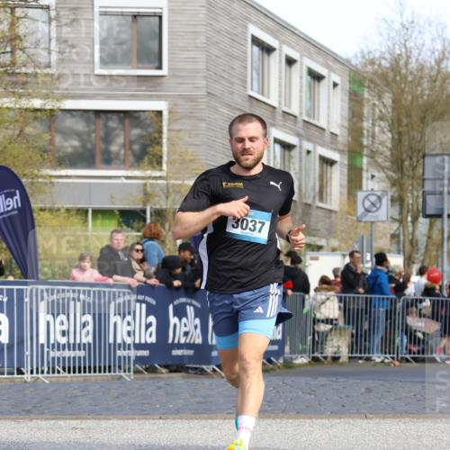07.04.2024 - 43. Internationalen Wilhelmsburger Insellauf Strokosch-Dieckow http://msf.ph/oto/6046124 07.04.2024 11:21:28 Ziel 3037, 3858, 4414 meine-sportfotos.de