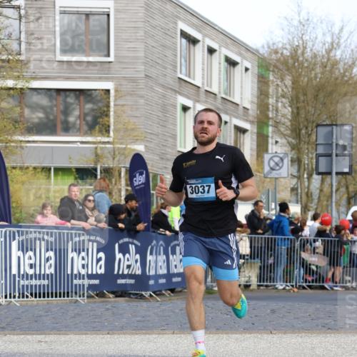 07.04.2024 - 43. Internationalen Wilhelmsburger Insellauf Strokosch-Dieckow http://msf.ph/oto/6046169 07.04.2024 11:21:28 Ziel 3037, 3858, 4414 meine-sportfotos.de