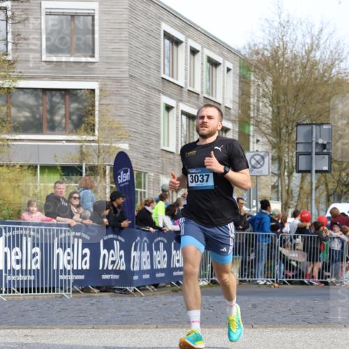 07.04.2024 - 43. Internationalen Wilhelmsburger Insellauf Strokosch-Dieckow http://msf.ph/oto/6046190 07.04.2024 11:21:28 Ziel 3037, 3858, 4414 meine-sportfotos.de
