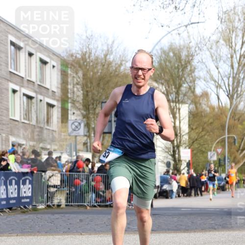 07.04.2024 - 43. Internationalen Wilhelmsburger Insellauf Strokosch-Dieckow http://msf.ph/oto/6046281 07.04.2024 11:21:16 Ziel 2475, 3254 meine-sportfotos.de