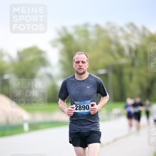 07.04.2024 - 43. Internationalen Wilhelmsburger Insellauf Dr. Thomas Lammeyer http://msf.ph/oto/6046360 07.04.2024 11:06:59 Laufen 2890 meine-sportfotos.de