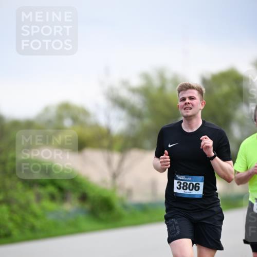 07.04.2024 - 43. Internationalen Wilhelmsburger Insellauf Dr. Thomas Lammeyer http://msf.ph/oto/6046507 07.04.2024 11:07:28 Laufen 3806 meine-sportfotos.de
