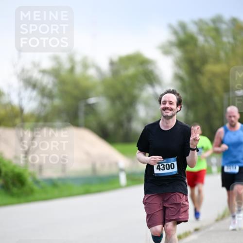 07.04.2024 - 43. Internationalen Wilhelmsburger Insellauf Dr. Thomas Lammeyer http://msf.ph/oto/6046785 07.04.2024 11:08:24 Laufen 4300 meine-sportfotos.de