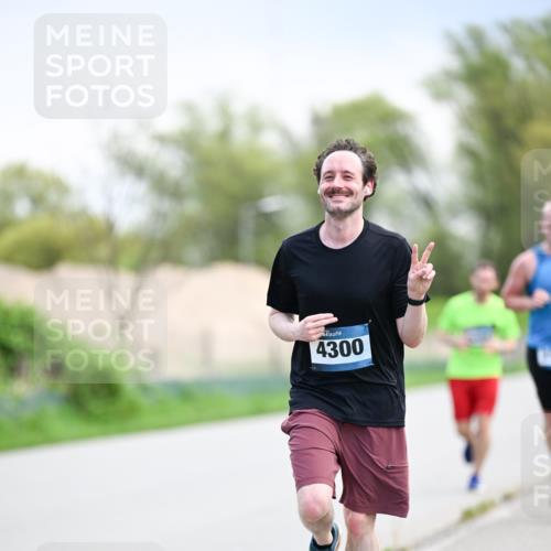 07.04.2024 - 43. Internationalen Wilhelmsburger Insellauf Dr. Thomas Lammeyer http://msf.ph/oto/6046797 07.04.2024 11:08:25 Laufen 4300 meine-sportfotos.de