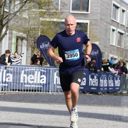 07.04.2024 - 43. Internationalen Wilhelmsburger Insellauf Strokosch-Dieckow http://msf.ph/oto/6046963 07.04.2024 11:20:53 Ziel 2438, 3243, 3950, 4357, 4359 meine-sportfotos.de