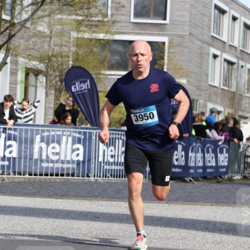 07.04.2024 - 43. Internationalen Wilhelmsburger Insellauf Strokosch-Dieckow http://msf.ph/oto/6046986 07.04.2024 11:20:53 Ziel 2438, 3243, 3950, 4357, 4359 meine-sportfotos.de