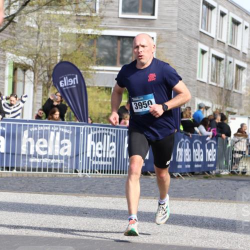 07.04.2024 - 43. Internationalen Wilhelmsburger Insellauf Strokosch-Dieckow http://msf.ph/oto/6046997 07.04.2024 11:20:53 Ziel 2438, 3243, 3950, 4357, 4359 meine-sportfotos.de