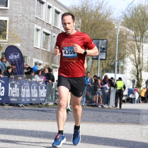 07.04.2024 - 43. Internationalen Wilhelmsburger Insellauf Strokosch-Dieckow http://msf.ph/oto/6047006 07.04.2024 11:20:51 Ziel 2438, 3243, 3950, 4357, 4359 meine-sportfotos.de