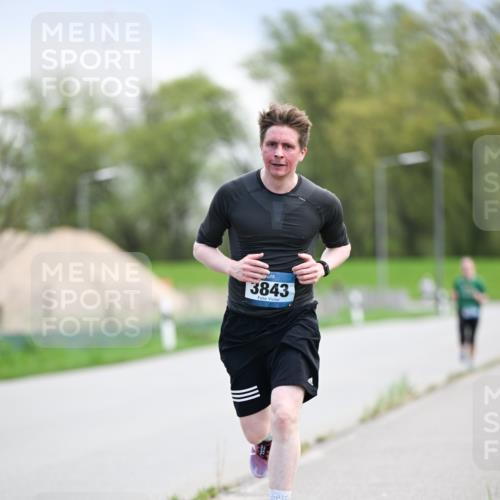 07.04.2024 - 43. Internationalen Wilhelmsburger Insellauf Dr. Thomas Lammeyer http://msf.ph/oto/6047011 07.04.2024 11:08:49 Laufen 3843 meine-sportfotos.de