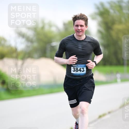 07.04.2024 - 43. Internationalen Wilhelmsburger Insellauf Dr. Thomas Lammeyer http://msf.ph/oto/6047023 07.04.2024 11:08:50 Laufen 3843 meine-sportfotos.de