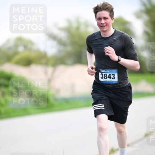 07.04.2024 - 43. Internationalen Wilhelmsburger Insellauf Dr. Thomas Lammeyer http://msf.ph/oto/6047027 07.04.2024 11:08:50 Laufen 3843 meine-sportfotos.de