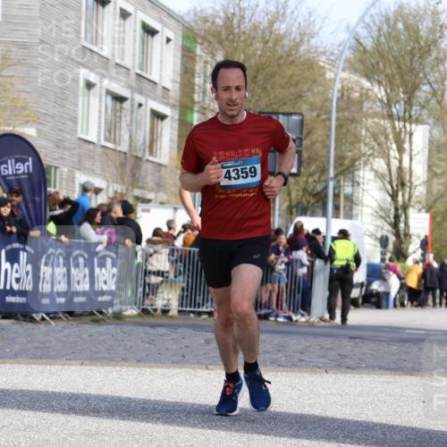 07.04.2024 - 43. Internationalen Wilhelmsburger Insellauf Strokosch-Dieckow http://msf.ph/oto/6047044 07.04.2024 11:20:50 Ziel 2438, 3243, 3950, 4357, 4359 meine-sportfotos.de