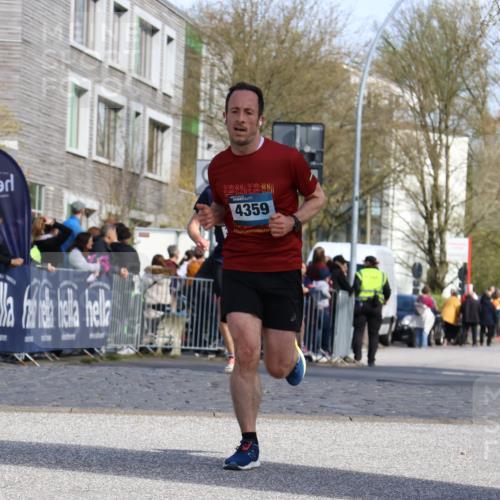 07.04.2024 - 43. Internationalen Wilhelmsburger Insellauf Strokosch-Dieckow http://msf.ph/oto/6047056 07.04.2024 11:20:50 Ziel 2438, 3243, 3950, 4357, 4359 meine-sportfotos.de