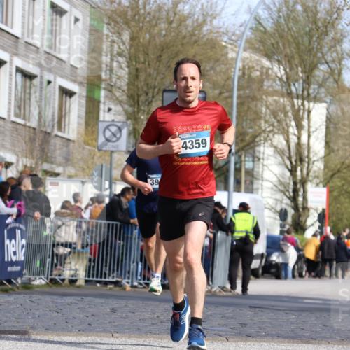 07.04.2024 - 43. Internationalen Wilhelmsburger Insellauf Strokosch-Dieckow http://msf.ph/oto/6047101 07.04.2024 11:20:50 Ziel 2438, 3243, 3950, 4357, 4359 meine-sportfotos.de